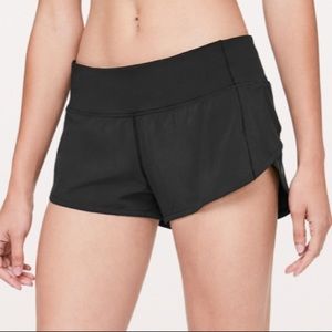 black lululemon speed up shorts 2.5"
